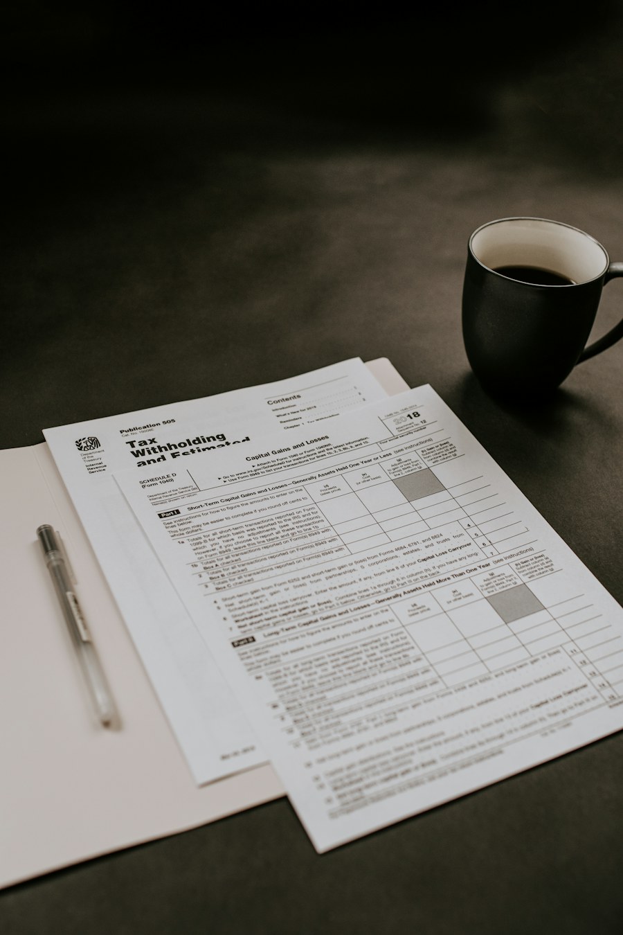 Persona revisa documentos y cifras con una calculadora